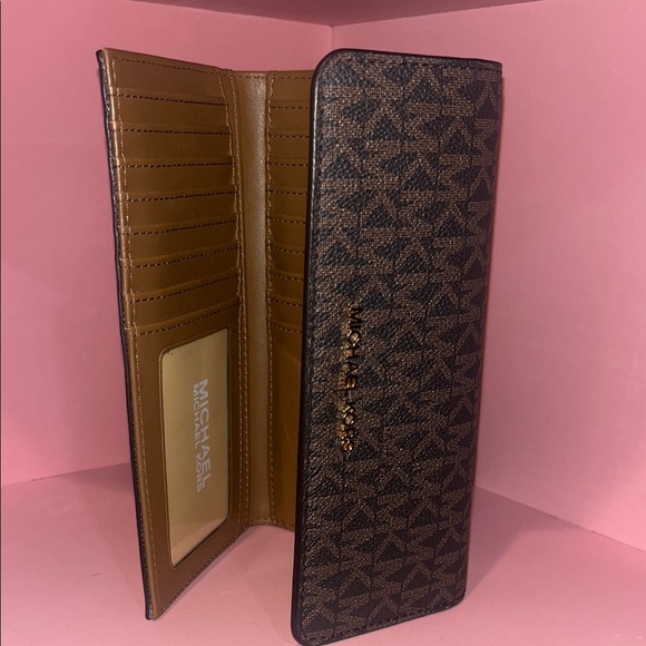 New Michael Kors Brown Monogram wallet - Picture 1 of 5